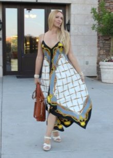 un exemple d'une robe de mouchoirs pavloposadskih