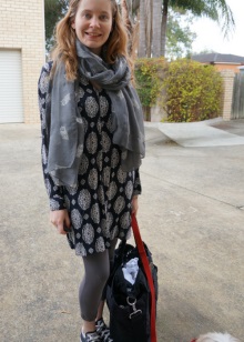 Robe habillée en combinaison avec des baskets, des leggings et une écharpe