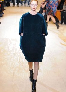 Sac habillé avec des bottes sur un kabuk bas