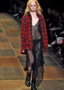 Vêtements en style grunge dans un sac à vêtements transparent