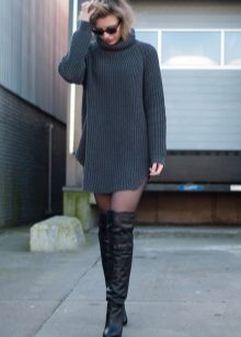 Tenue décontractée - bottes avec une robe de sac en tricot