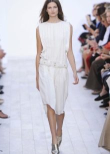 Robe blanche taille basse et longueur moyenne