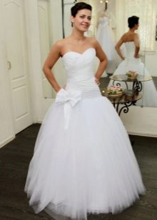 Robe de mariée taille basse avec jupe en résille