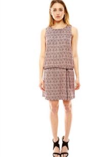 Robe mi-longue à taille basse et jupe droite