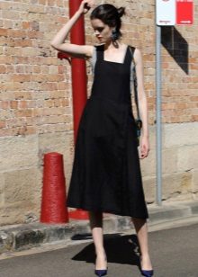 Robe noire robe d'été de longueur moyenne avec une jupe libre