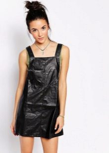 Robe courte en cuir