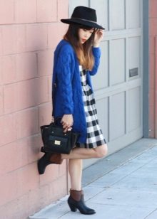 Robe-robe combinée à un chapeau, un cardigan et des chaussures à talons bas