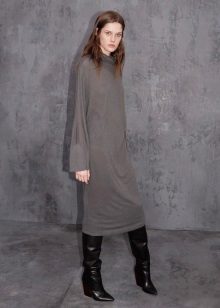 Robe en laine avec des bottes