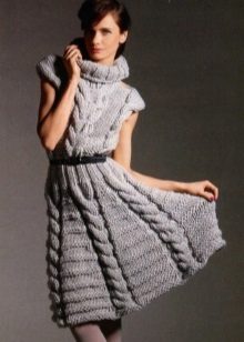 Robe en laine à col en crochet