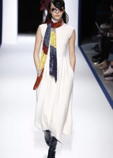 Robe en laine avec un foulard