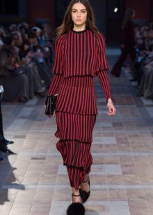 Robe en laine à volants