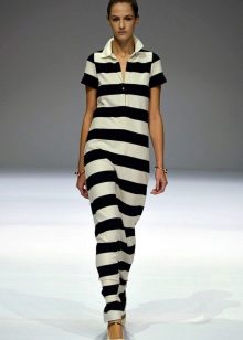 Robe de laine au sol