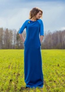 Robe en laine au sol bleu