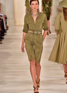 Robe en velours de style militaire