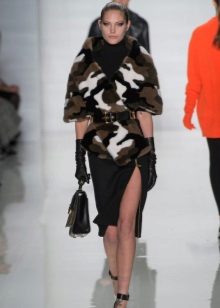 Manteau de fourrure à la robe de style militaire