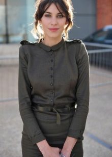La robe de style militaire et ses caractéristiques