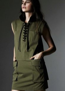 Robe de style militaire avec laçage et poches appliquées