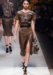 Robe en simili cuir fendue