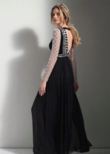 Robe noire ouverte sur le sol
