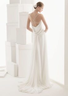 Robe blanche à dos ouvert sur les bretelles