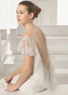 Robe blanche à dos ouvert avec frange