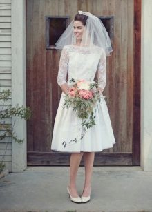 Robe de mariée dans le style des années 60 en dentelle et satin
