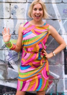 Une robe colorée dans le style des années 60