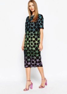 Robe de longueur moyenne avec un motif abstrait dans le style des années 60