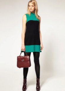 Robe trapèze courte bicolore dans le style des années 60 en combinaison avec des bottes grossières