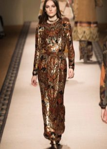La robe dans le style de boho chic brillant