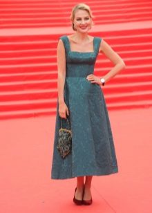 Rinat Litvinova en robe rétro