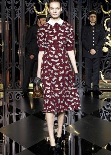 Robe dans le style des années 40 avec un col évasé