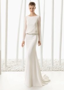 La robe de mariée est simple