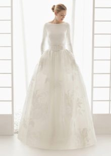 Robe de mariée fermée avec jupe en dentelle