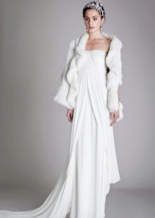 Cape en fourrure à la robe de mariée