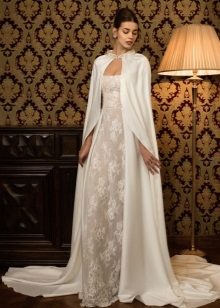 Cape au sol à la robe de mariée