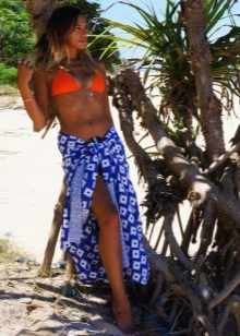 Sarong sur les hanches