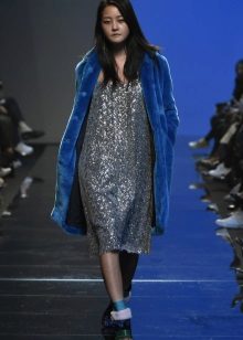 Manteau court en fourrure pour la robe d'hiver argentée