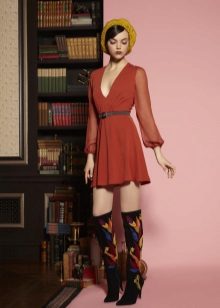 Bottes hautes pour une robe de cocktail courte