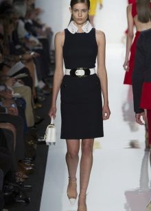 Accessoires blancs pour une robe de cocktail courte