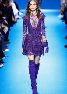 Accessoires violets pour une robe de cocktail courte