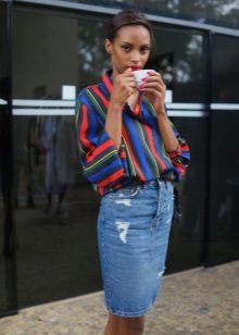 Jupe crayon en jean de longueur moyenne