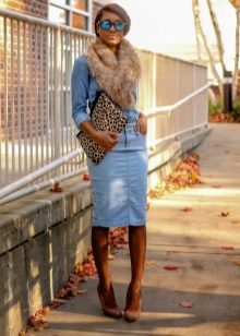 Ensemble en jean avec une jupe crayon