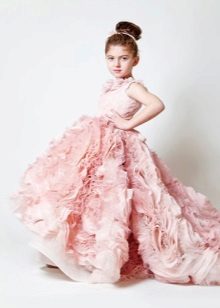 Magnifique robe avec un train pour les filles
