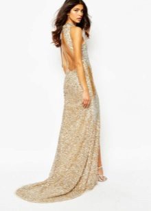 Robe longue beige avec un train