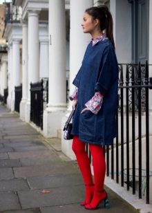 Collants rouges pour une robe bleue