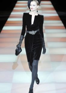 Collants gris à une robe noire