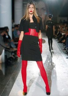 Collants rouges à la robe noire