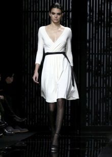Collants noirs avec une ceinture à une robe blanche