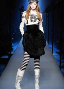 Robe noire et blanche